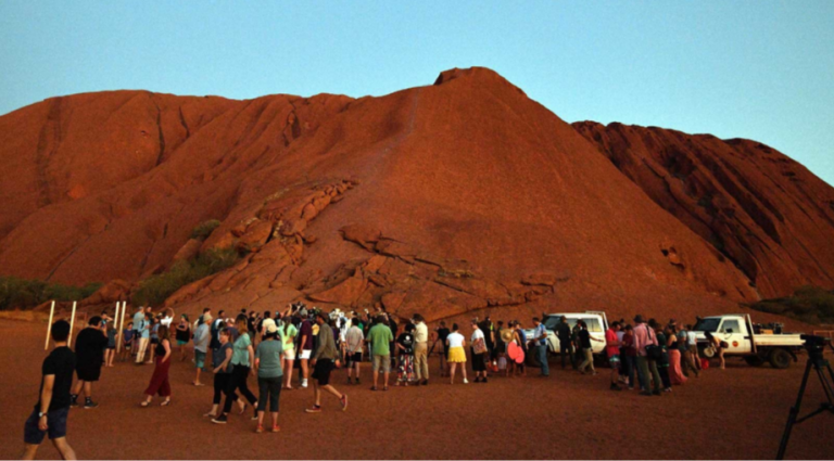 Stovky turistov sa vydali zdolať horu Uluru skôr, ako výstup na ňu navždy zakážu