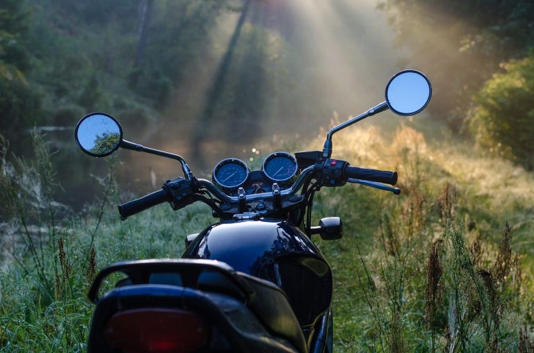 Muž vykopal kosti svojich rodičov, aby ich s obchodníkom vymenil za peniaze a motorku