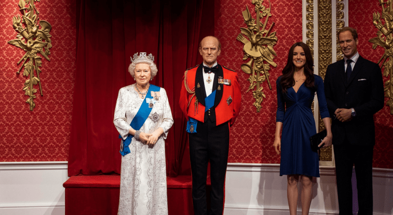 Z múzea Madame Tussauds už stihli odstrániť figuríny princa Harryho a vojvodkyňu Meghan z ich pôvodného miesta
