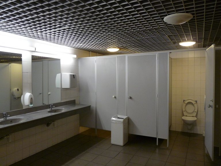 Prečo sa dvere na verejných toaletách nedotýkajú zeme? Má to hneď niekoľko dôvodov