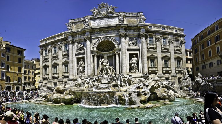 Okolo fontány di Trevi chcú postaviť z bezpečnostných dôvodov bariéru, no nie všetkým sa to páči