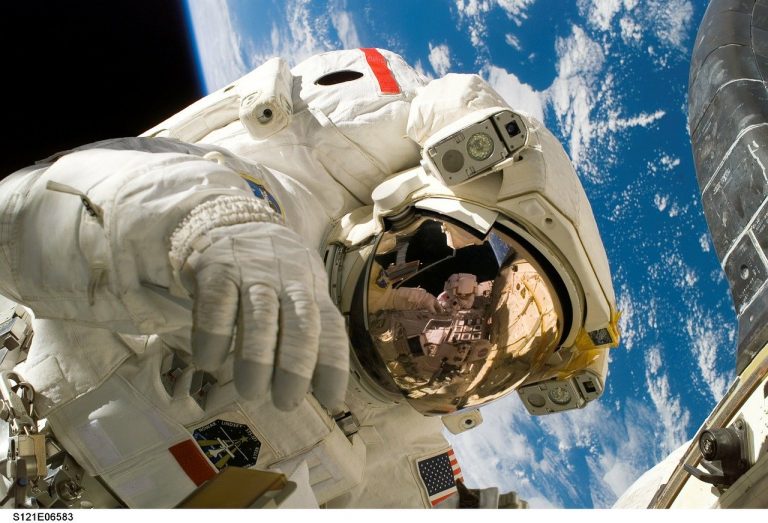 NASA sa aktívne pokúša nájsť nových astronautov, ktorí poletia v roku 2024 na mesiac
