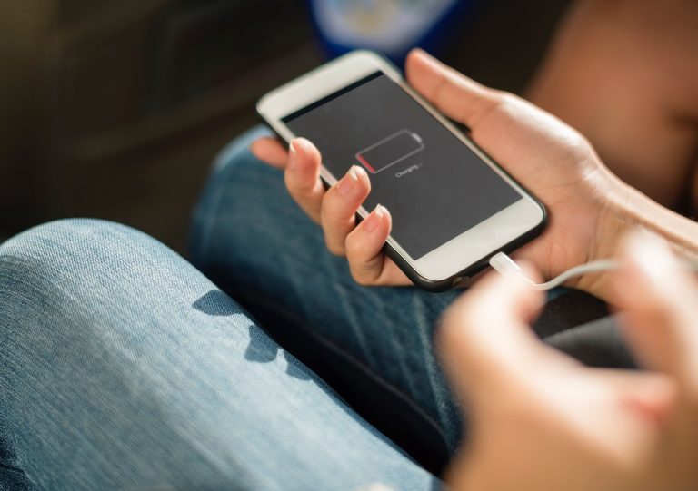 9 častých chýb, ktoré robíte pri nabíjaní smartfónov a mali by ste s nimi prestať