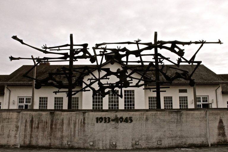 Dnešný deň v histórii – 29. apríla zacítili americké jednotky pach horiaceho mäsa blízko Dachau