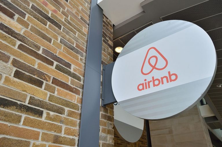 Spoločnosť Airbnb plánuje dočasne ubytovať 20 000 afganských utečencov
