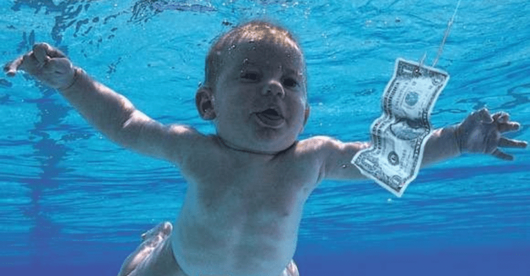 Spomínate si na bábätko z albumu Nevermind od Nirvany? Po 30 rokoch žaluje skupinu za ikonický cover albumu