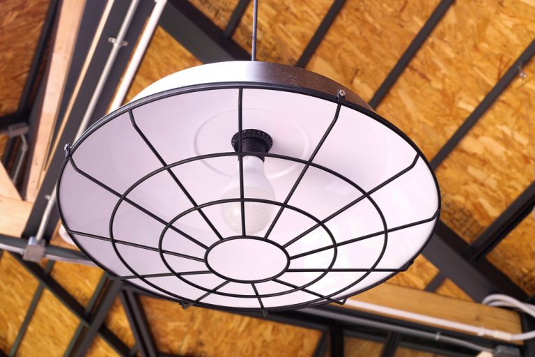 Nástenná lampa alebo stropné osvetlenie? Vyberajte s ohľadom na účel