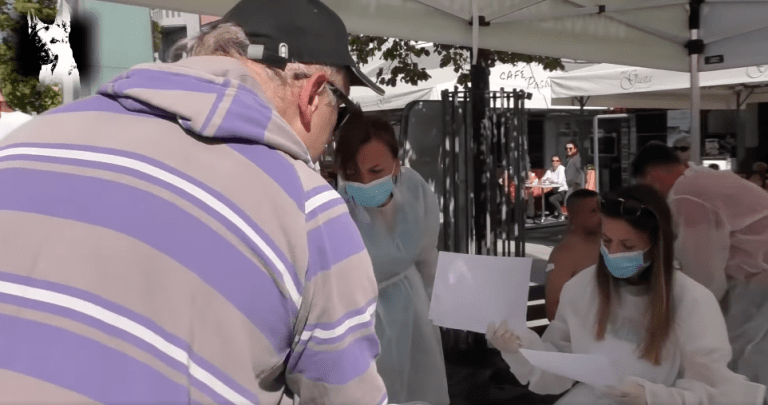 V očkovacích centrách na severe Slovenska zasahovala polícia. Antivaxeri narušili očkovanie a bránili zdravotníkom v práci