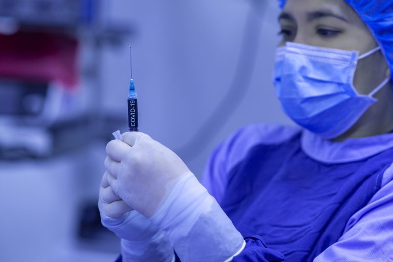 Nezaočkovaným maďarským a francúzskym zdravotníkom hrozí výpoveď. O zamestnanie príde niekoľko tisíc ľudí