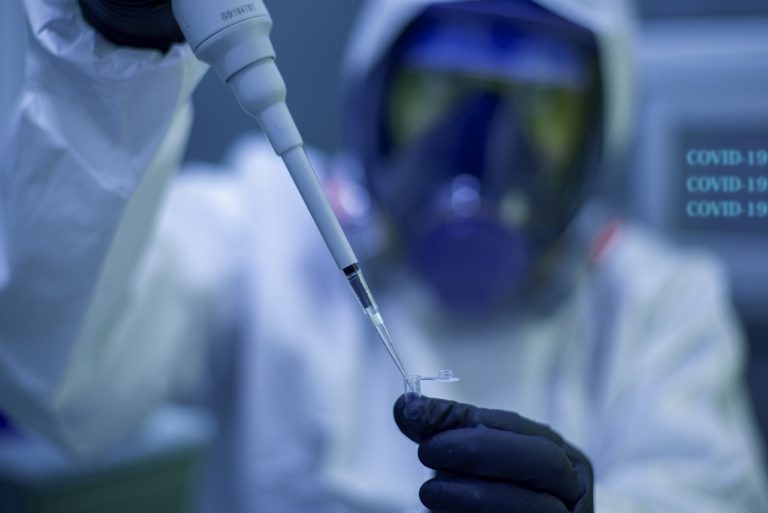 Prečo sú odporcovia vakcín zasa mimo. Analytik Smatana uviedol dôvod, prečo bude očkovaných v nemocniciach pribúdať
