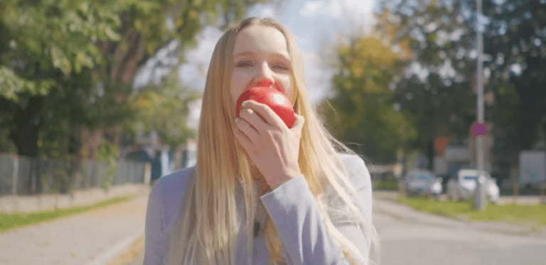 Polícia Slovenskej republiky vydala varovanie pred manipulatívnym videom od Lívie. Jedenie jablka neochráni nikoho pred koronavírusom