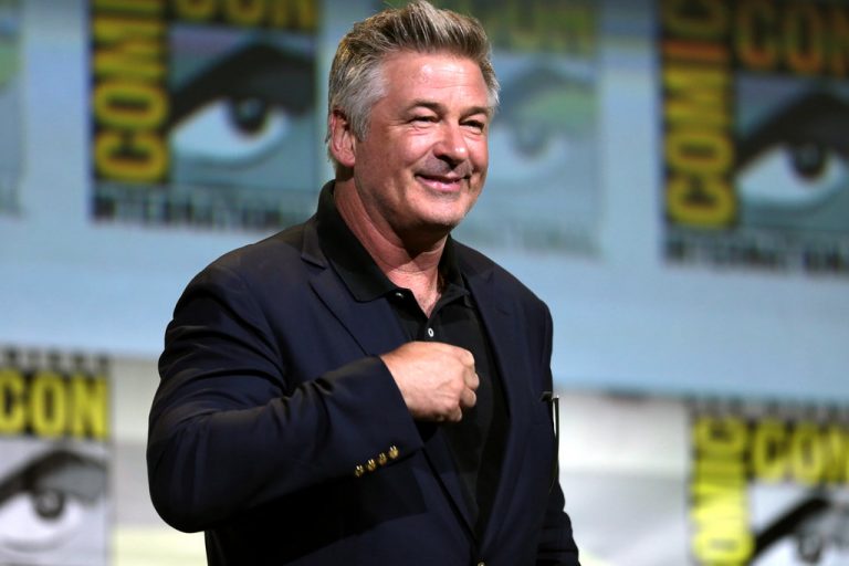 Herec Alec Baldwin zastrelil pri natáčaní kameramanku a zranil režiséra. Išlo o nešťastnú náhodu