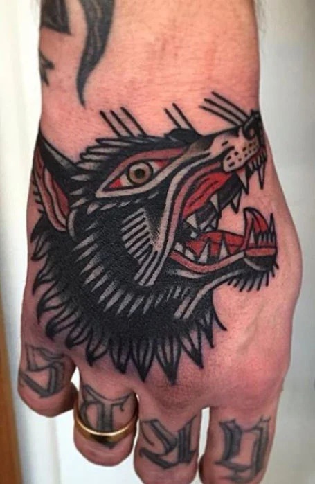 Tradičné tetovanie vlka na ruku