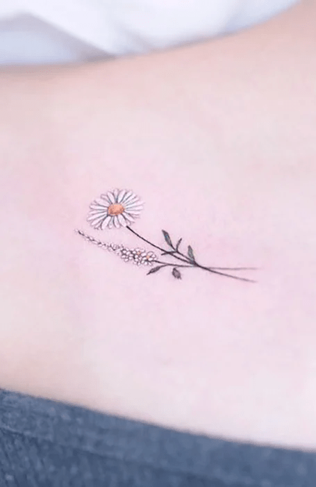 Tetovanie kvetu sedmokrásky pre ženy