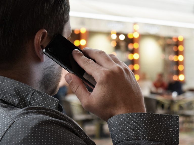 Portugalsko zaviedlo nový zákon. Ten zakazuje zamestnávateľom telefonovať svojim zamestnancom mimo pracovnej doby