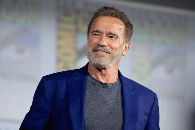 Schwarzenegger daroval osobne 25 malých domov veteránom bez domova