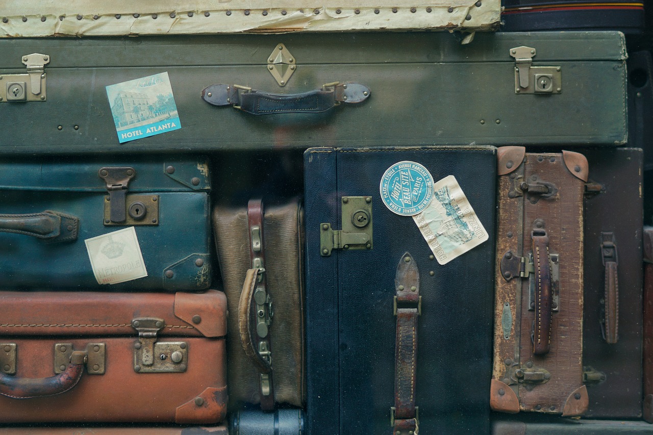 Photo by StockSnap suitcase photo