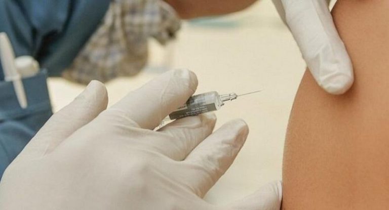 Ak by mal niekto po vakcíne proti koronavírusu trvalé následky, štát je rozhodnutý prevziať za ne zodpovednosť