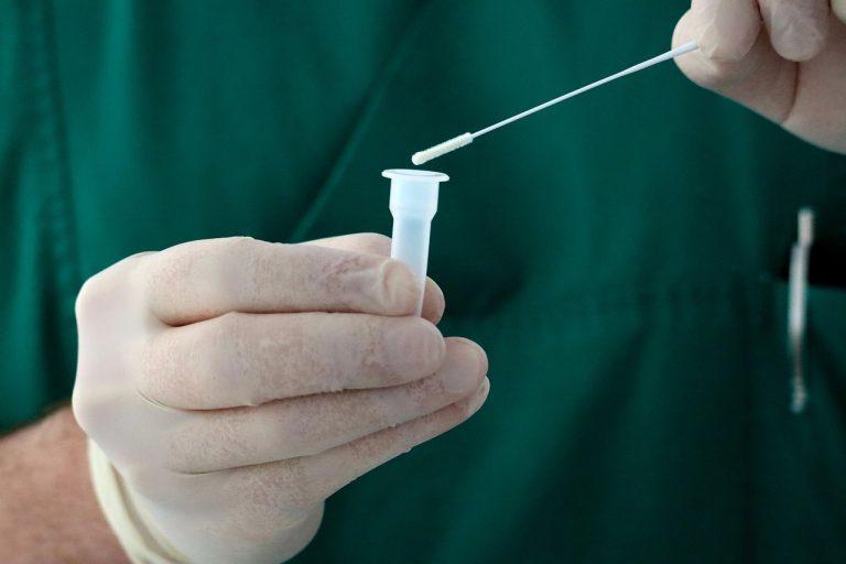Na Slovensku rapídne rastie počet nových prípadov variantu omikron. Počet hospitalizovaných ale naopak klesá