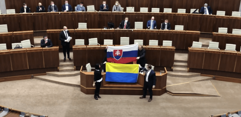 Aj napriek včerajšej krčmovej atmosfére v parlamente bola obranná dohoda s USA odsúhlasená