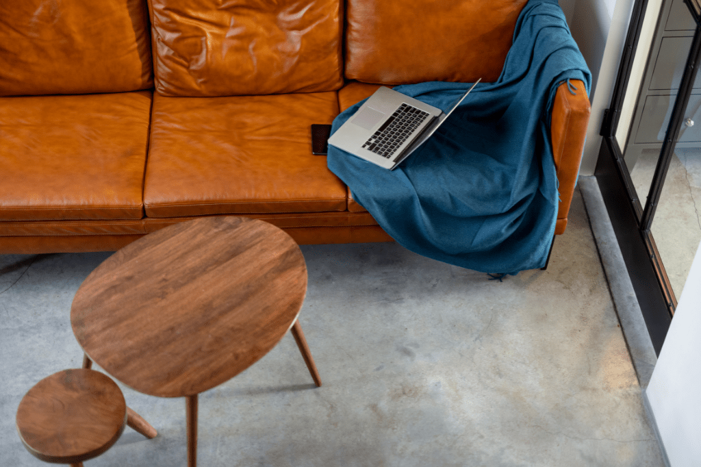 kožený gauč v obývačke