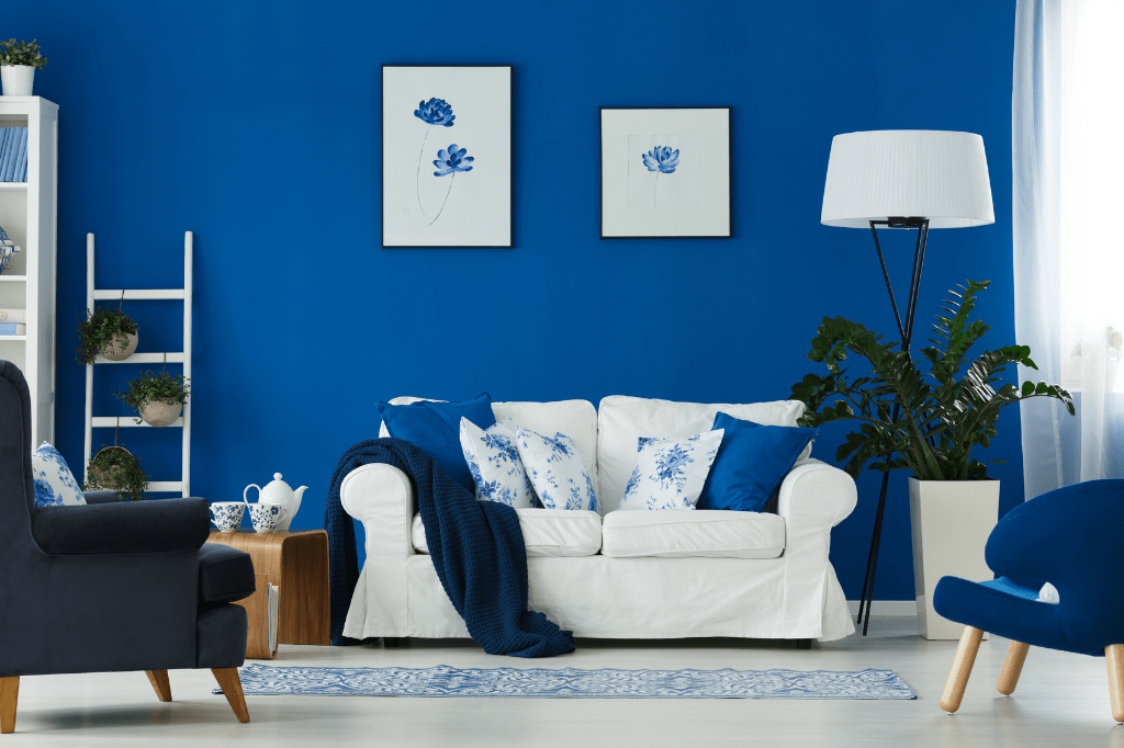 Biely gauč a modrá stena