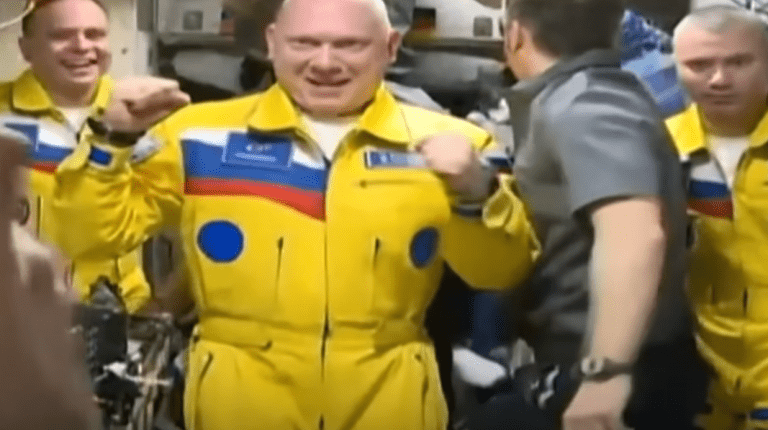 Ruskí kozmonauti prišli na ISS vo farbách ukrajinskej vlajky. Ich žlto-modré kombinézy vyvolali diskusie