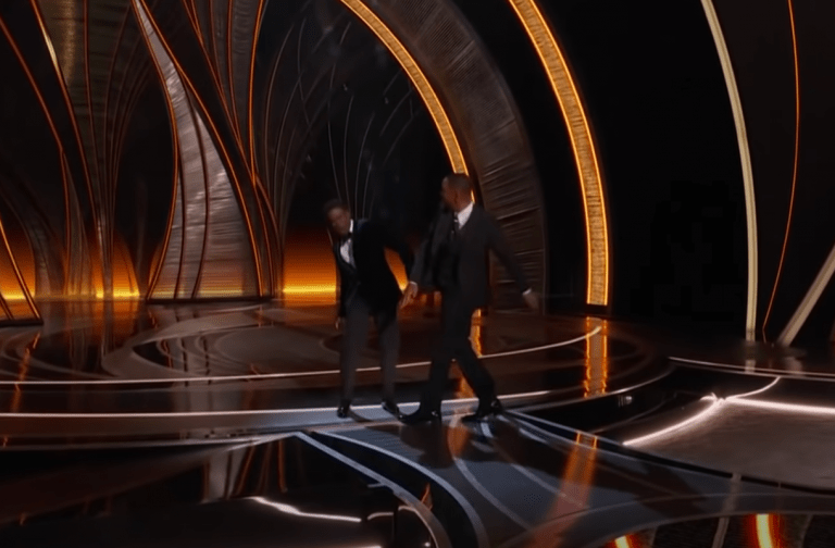 Šokujúci moment z Oscarov: Will Smith dal moderátorovi facku v priamom prenose!
