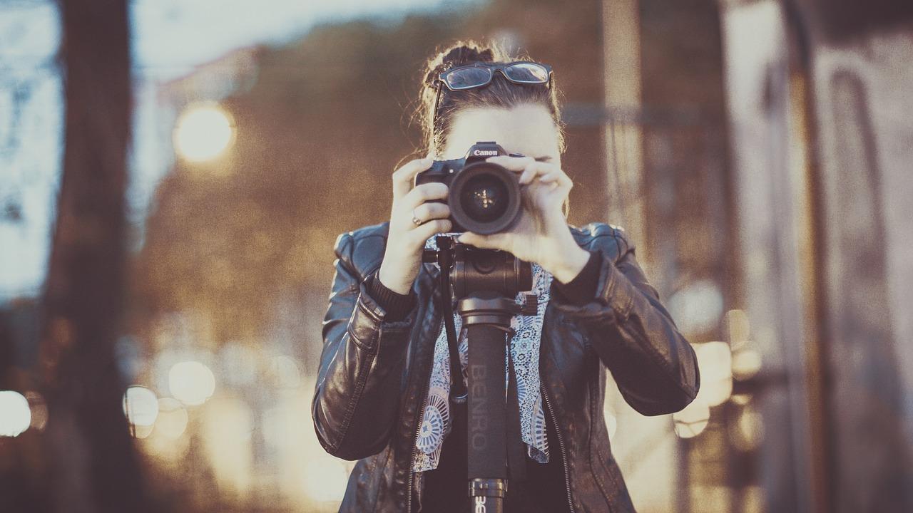 photographing photo