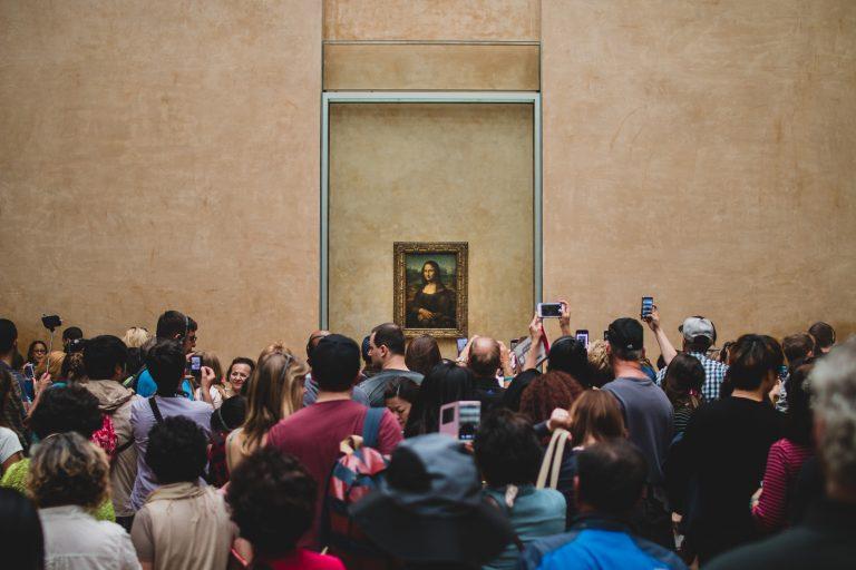Mona Lisa čelila opäť útoku – muž prestrojený za ženu na vozíku, hodil na obraz tortu