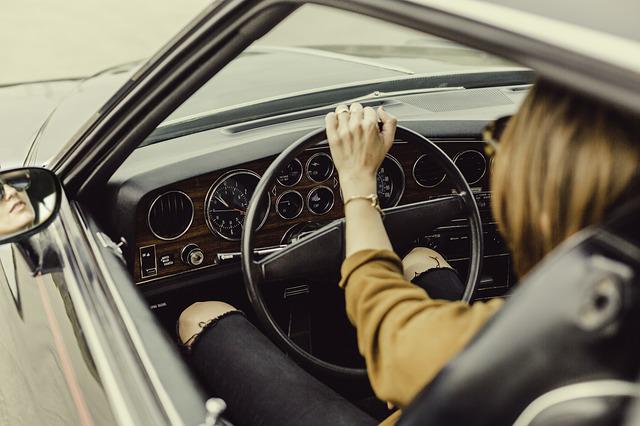 Photo by Pexels driving photo
