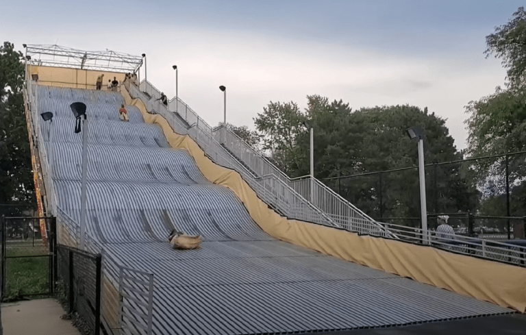 Obrovská šmykľavka v zábavnom parku bola pre ľudí príliš nebezpečná. Zatvorili ju po 4 hodinách