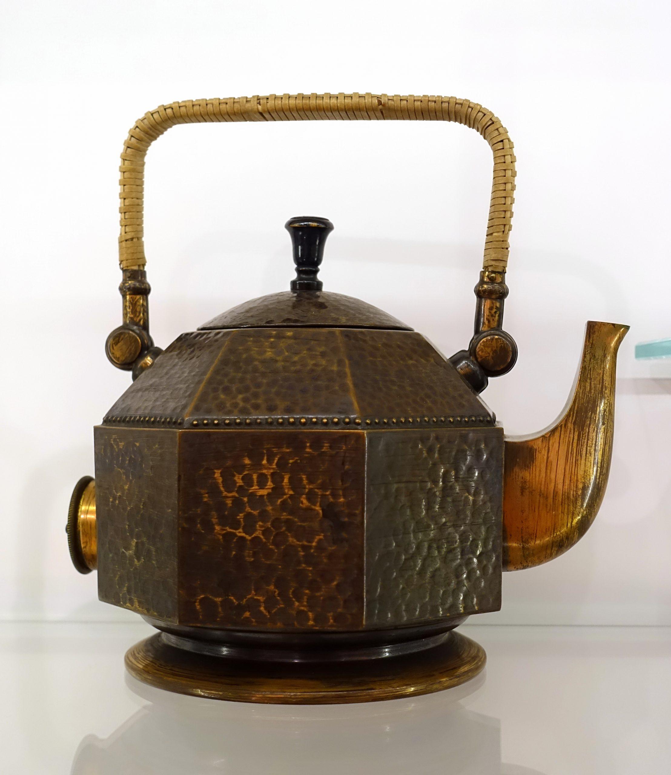 Electric kettle designed by Peter Behrens AEG Berlin 1909 copper rattan wood Museum fur Angewandte Kunst Koln Cologne Germany DSC09630 scaled