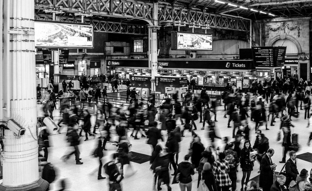 victoria station busy people victoria 735795