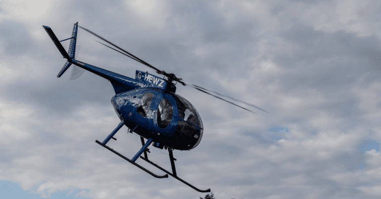 Muž predstieral svoju smrť a na svoj pohreb prišiel v helikoptére, aby dal rodine lekciu
