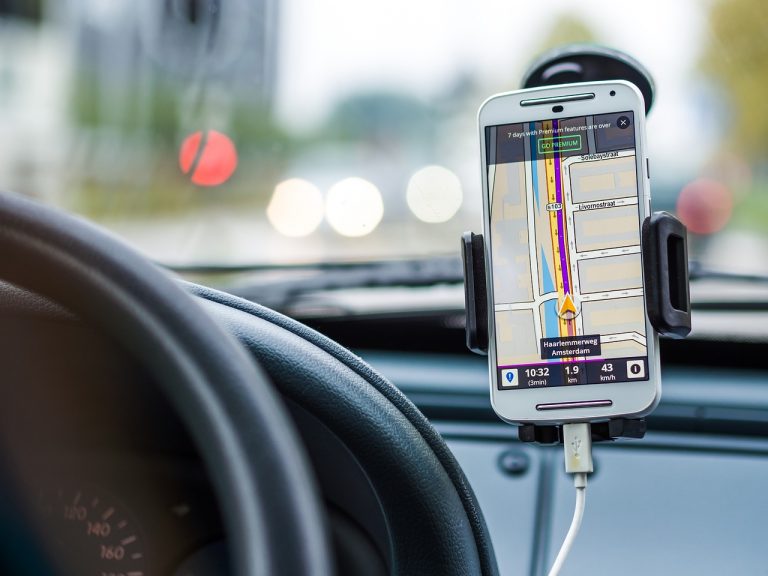 Vodičom v Nemecku hrozí pokuta za spustenú navigáciu. Stačí, ak v nej máte túto funkciu