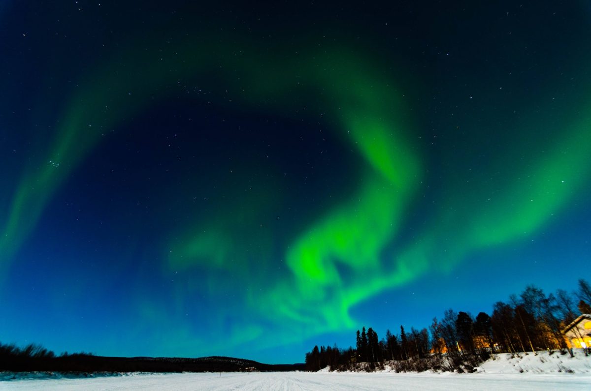 green aurora lights on sky during night time
