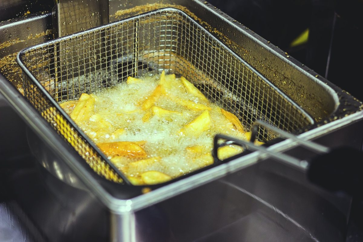 slice potatoes cook in deep fryer