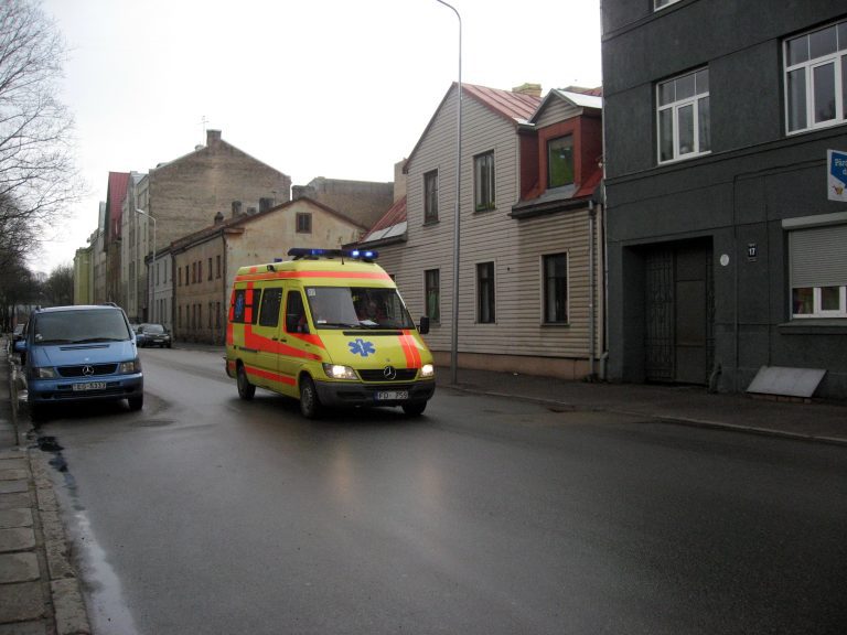 Pacient pri prevoze ukradol sanitku. Správal sa agresívne a  so zapnutými majákmi sa rútil po diaľnici