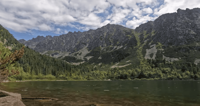Českí turisti sa kúpali v jednom z tatranských plies. Za tento čin čelia obrovskej kritike