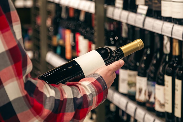 Do prestížnej súťaže vín prihlásili lacné víno zo supermarketu. Porota ho chválila a udelila mu zlatú medailu