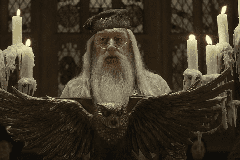Milovníci Harryho Pottera smútia. Vo veku 82 rokov zomrel Michael Gambon, ktorý sa preslávil úlohou Dumbledora