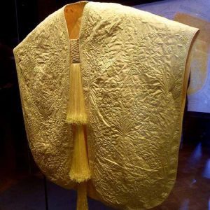 a golden silk caplet that took over one million spiders to produce photo u1