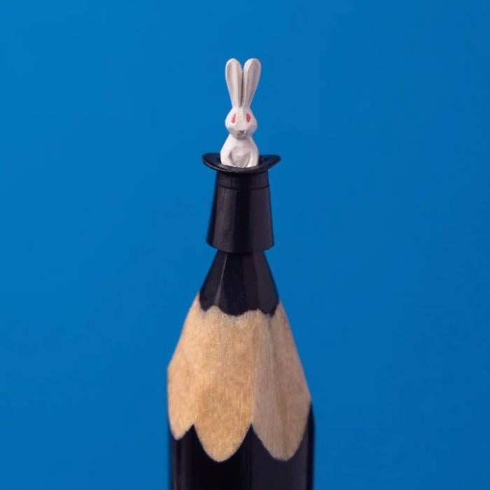 Artist makes tiny and incredible sculptures on the tip of pencils 5ec7772b13d50 700