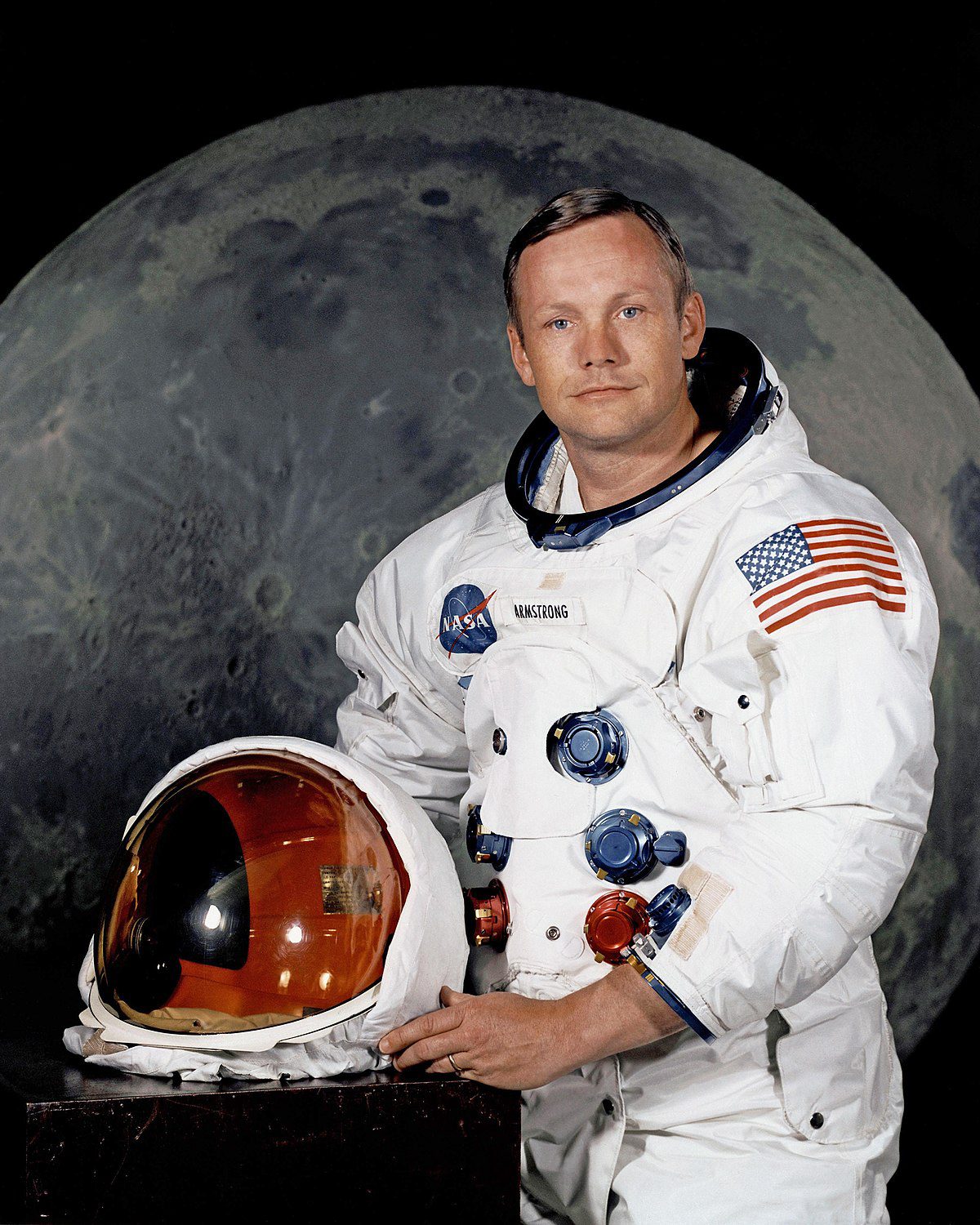1200px Neil Armstrong pose
