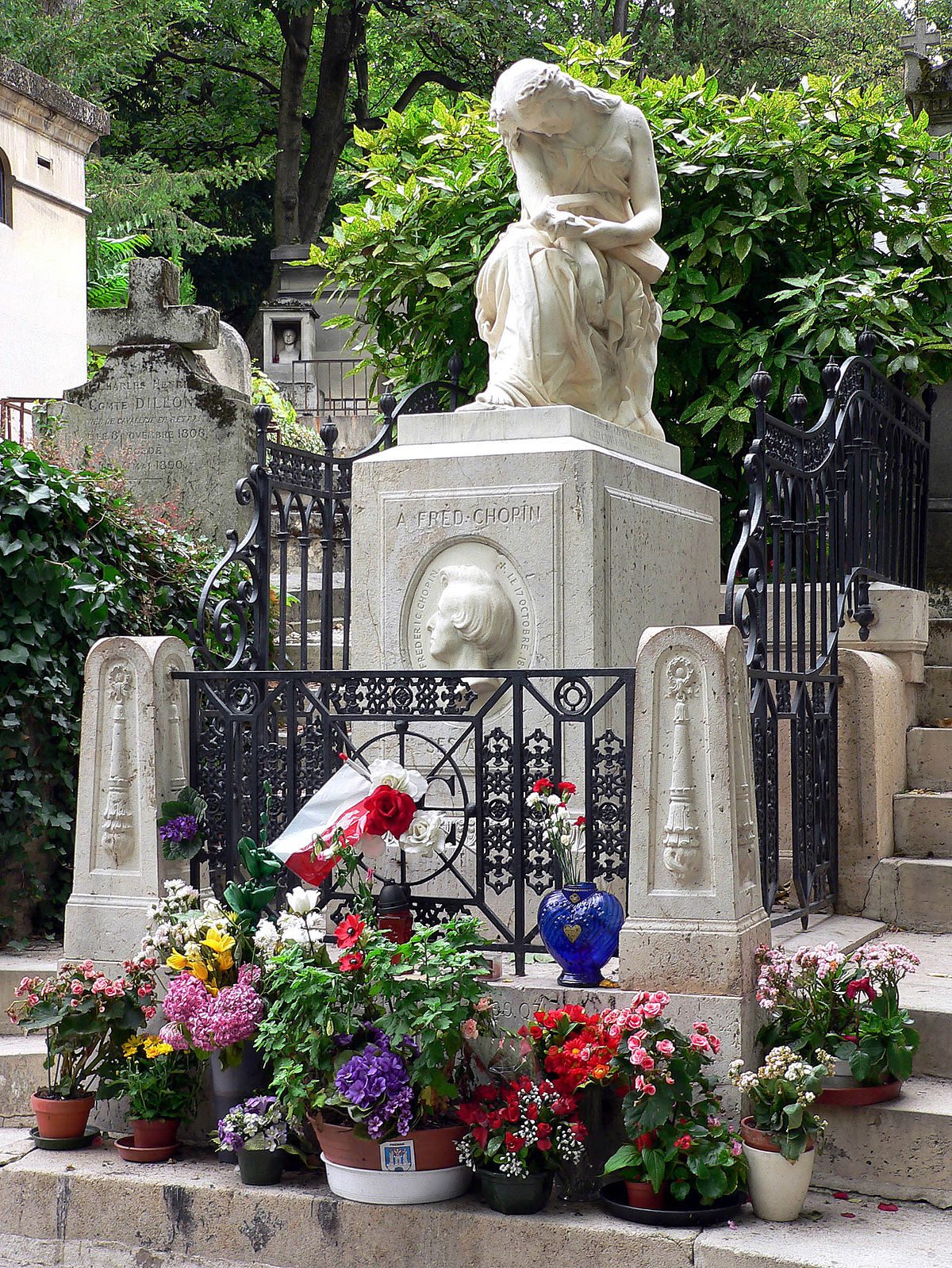 1200px Pere Lachaise Chopin grave