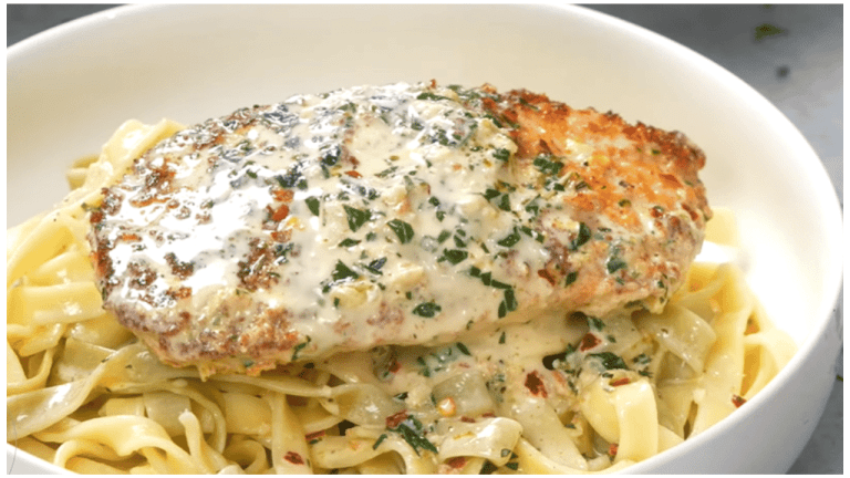 Recept na kuracie rezne v parmezánovej strúhanke s talianskymi koreniami a smotanovou omáčkou. Určite ho vyskúšajte!