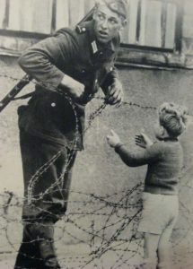 one east german soldier flouted his orders to reunite a little boy with his family photo u1