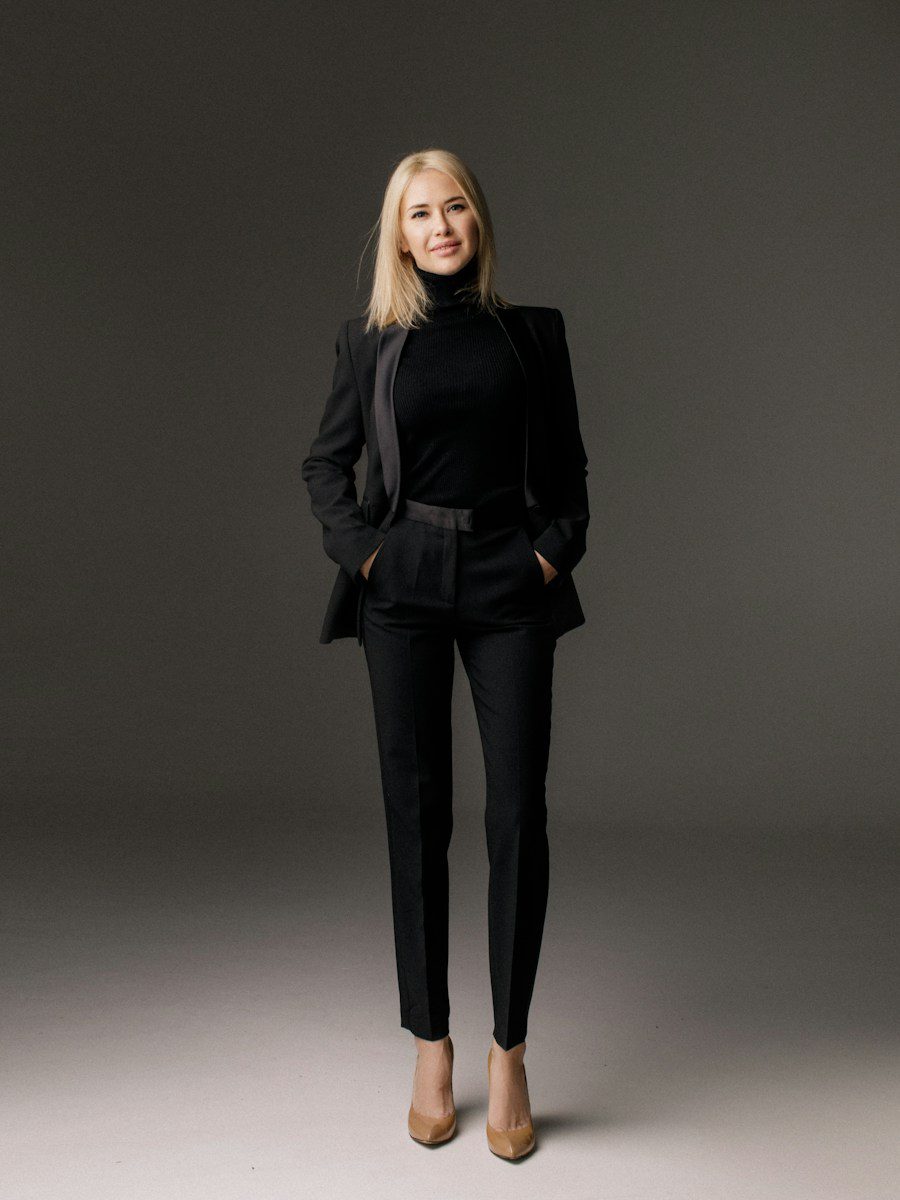 woman in black long sleeve shirt and black pants