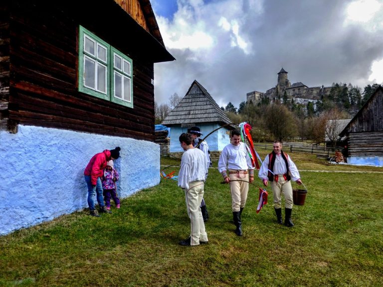 Zaujímavosti o Veľkej Noci – kde má pôvod veľkonočný zajac alebo tradičný korbáč ?
